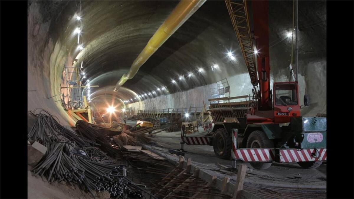 La red de "subtes" hoy tiene 52 kilómetros, seis líneas y una extensión llamada premetro. La utilizan cerca de un millón de personas por día y es uno de los medios más elegidos para circular por la capital argentina. Aunque los usuarios se quejan con frecuencia de que los servicios no dan abasto.