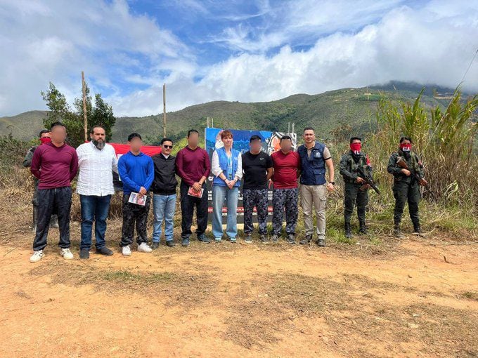 Fueron liberados los cinco policías que permanecían secuestrados por el ELN desde el pasado 6 de enero. La Defensoría del Pueblo, entidad que hizo posible la liberación, informó que se encuentran bien de salud.