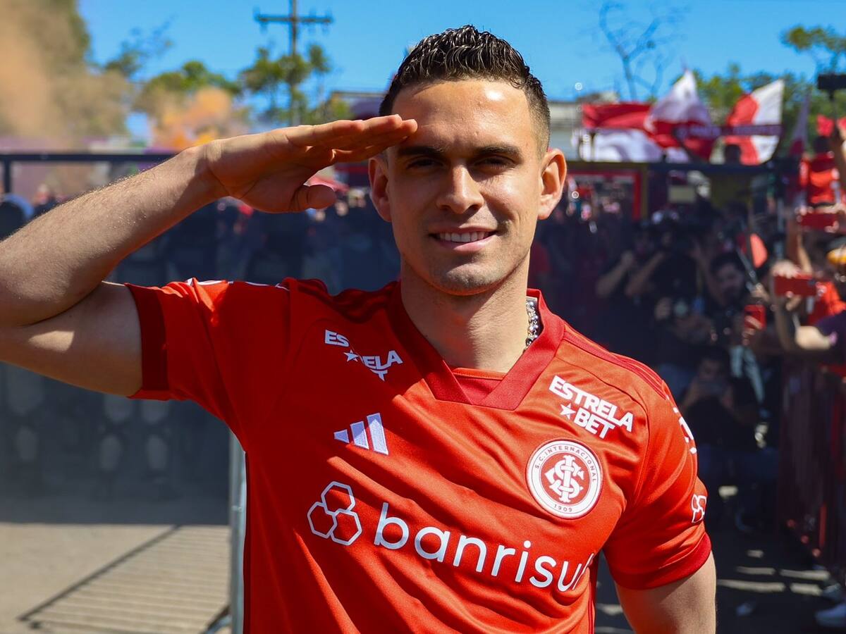 Como una estrella: así fue recibido Rafael Santos Borré en Porto Alegre