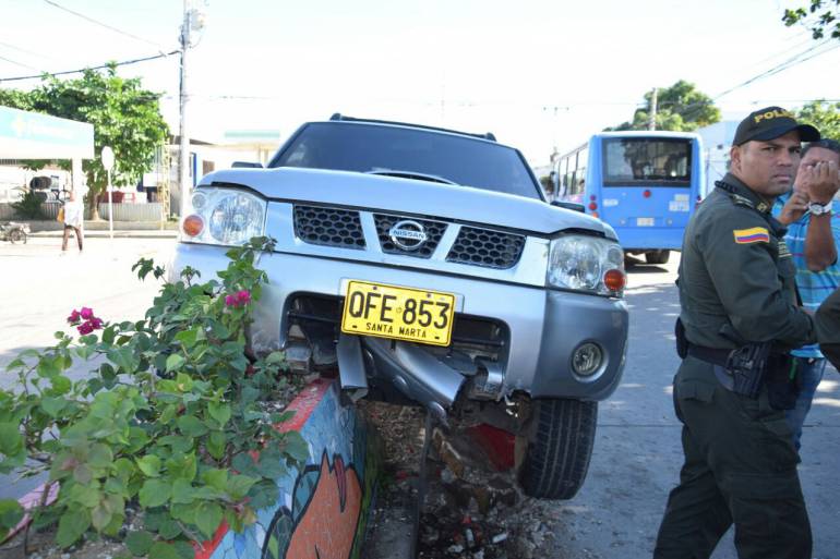 Así quedó registrado el accidente de tránsito por el que terminó detenido el reportero gráfico Óscar Mejía. Al costado derecho de la imagen se ve el subintendente Horacio Moreno, implicado en el irregular procedimiento. Fotografía tomada por Óscar Mejía.