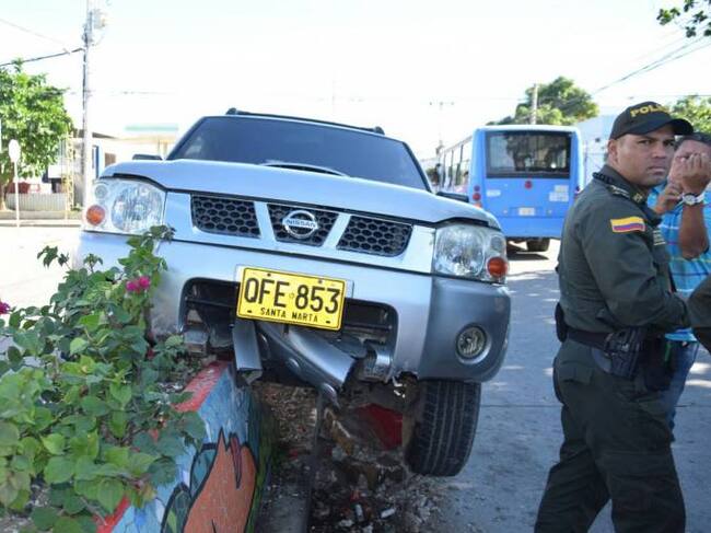 Así quedó registrado el accidente de tránsito por el que terminó detenido el reportero gráfico Óscar Mejía. Al costado derecho de la imagen se ve el subintendente Horacio Moreno, implicado en el irregular procedimiento. Fotografía tomada por Óscar Mejía.