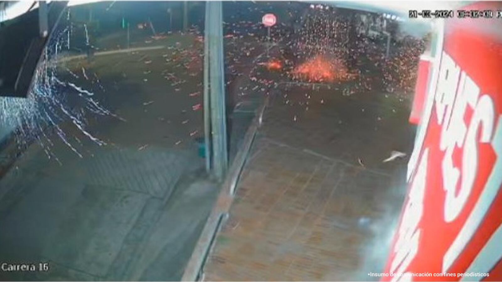 Uno de los artefactos detonó generando cuantiosos daños materiales en el almacén.