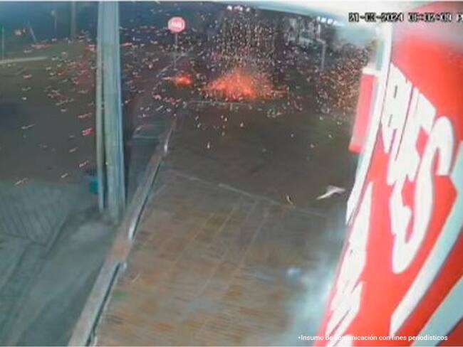 Uno de los artefactos detonó generando cuantiosos daños materiales en el almacén.