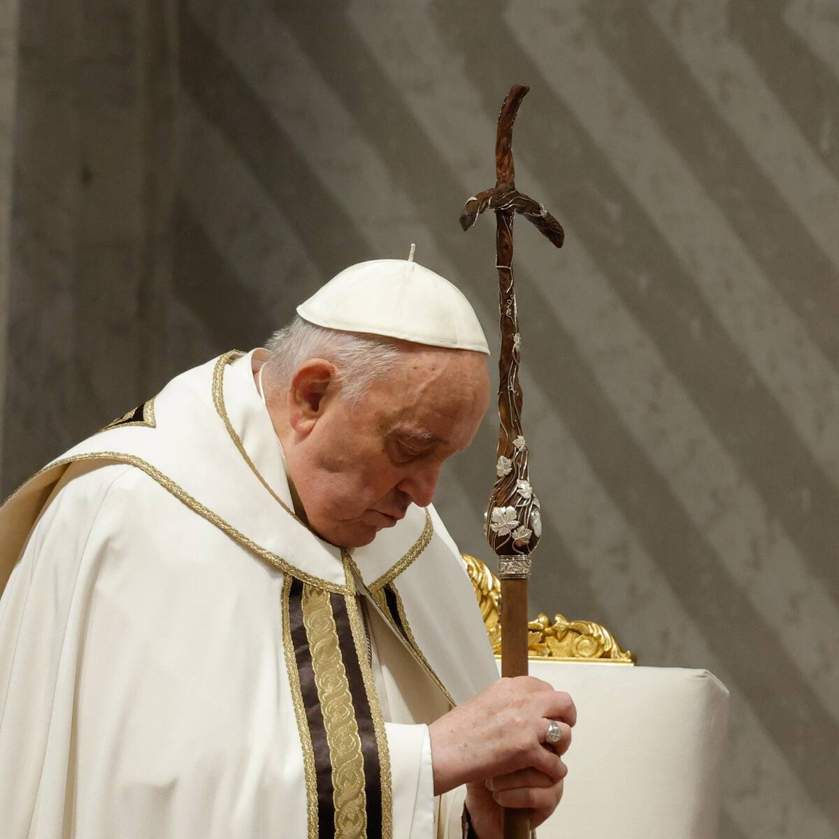 Papa Francisco renuncia a presidir Vía Crucis para cuidar su salud durante la Semana Santa
