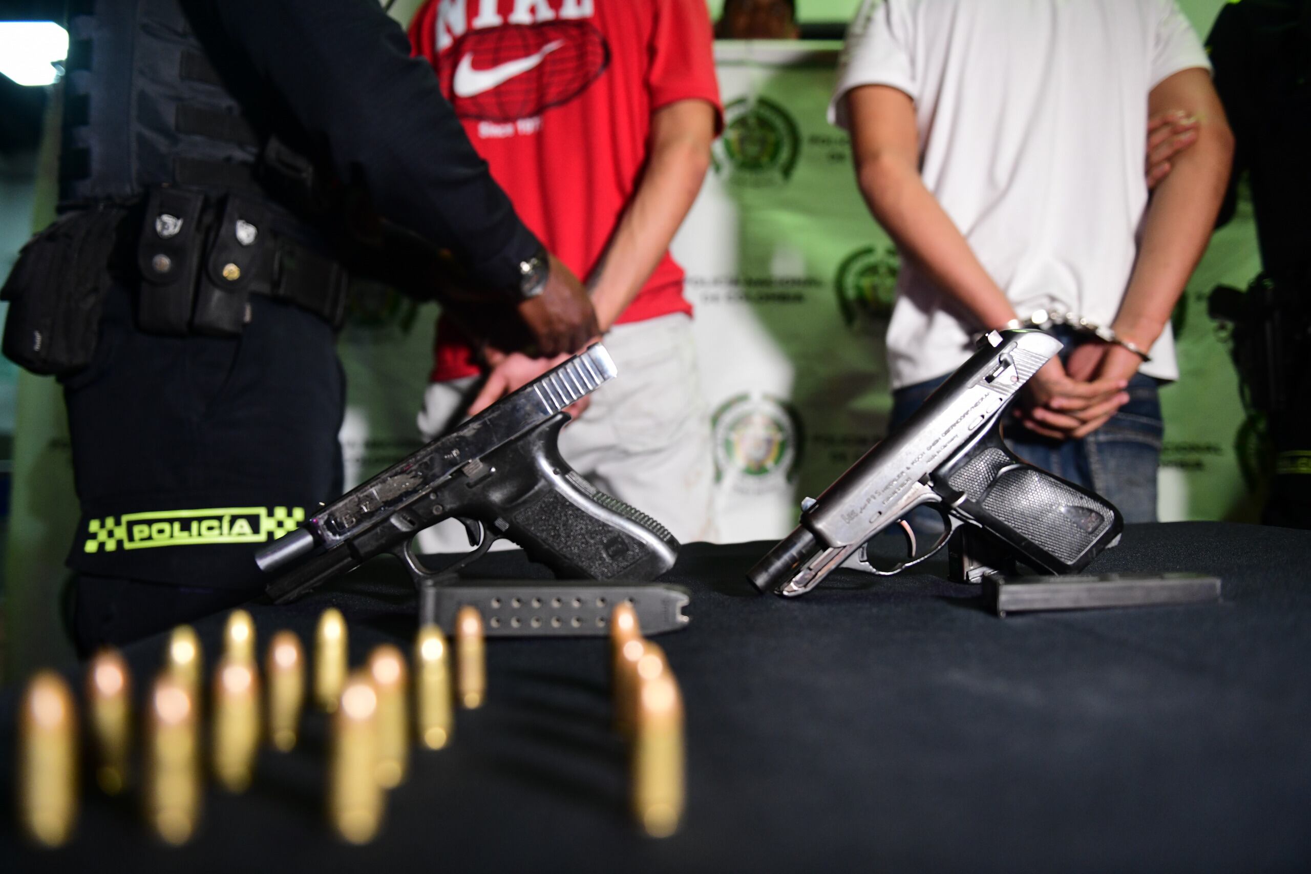 Captura de dos hombres en el barrio Girardot en la comuna Castilla. Foto: Alcaldía de Medellín.