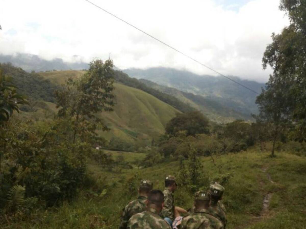 Dos soldados quedaron heridos tras pisar un campo minado en Tarazá