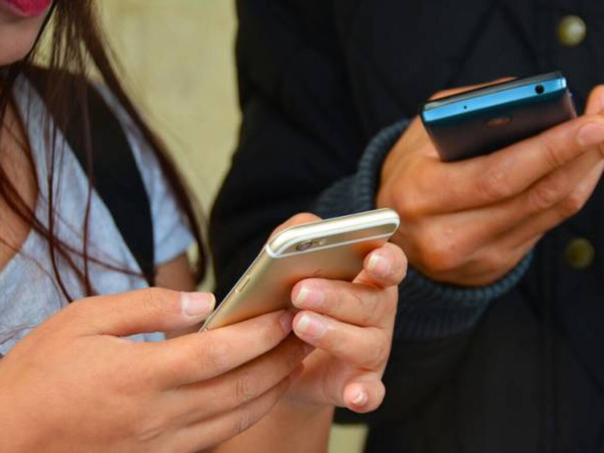 Bogotanos de bajos recursos acceden cada vez más a celulares e internet, según Distrito