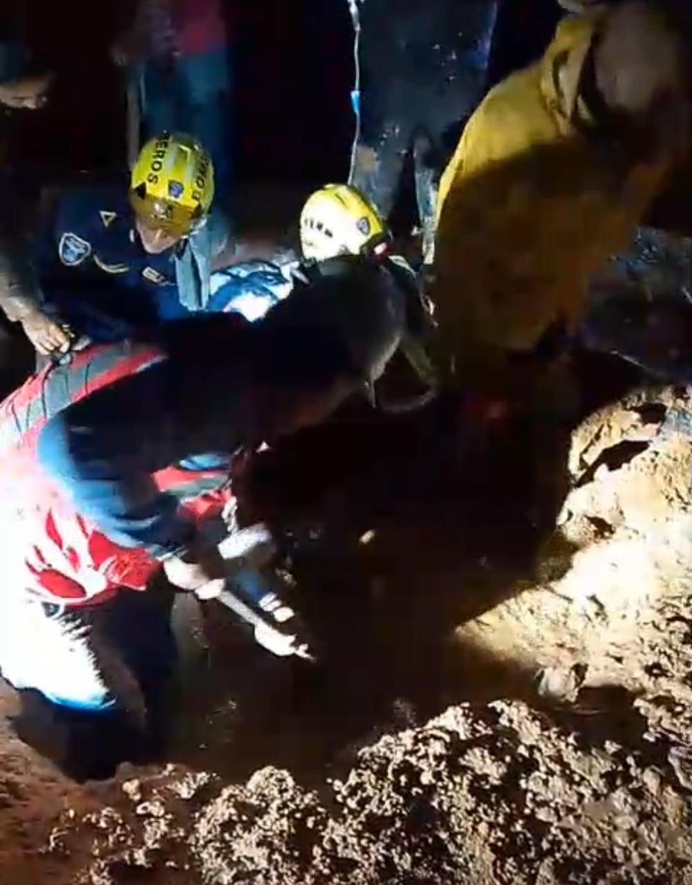 Rescate de dos mujeres en la Autopista del Café en Chinchiná.