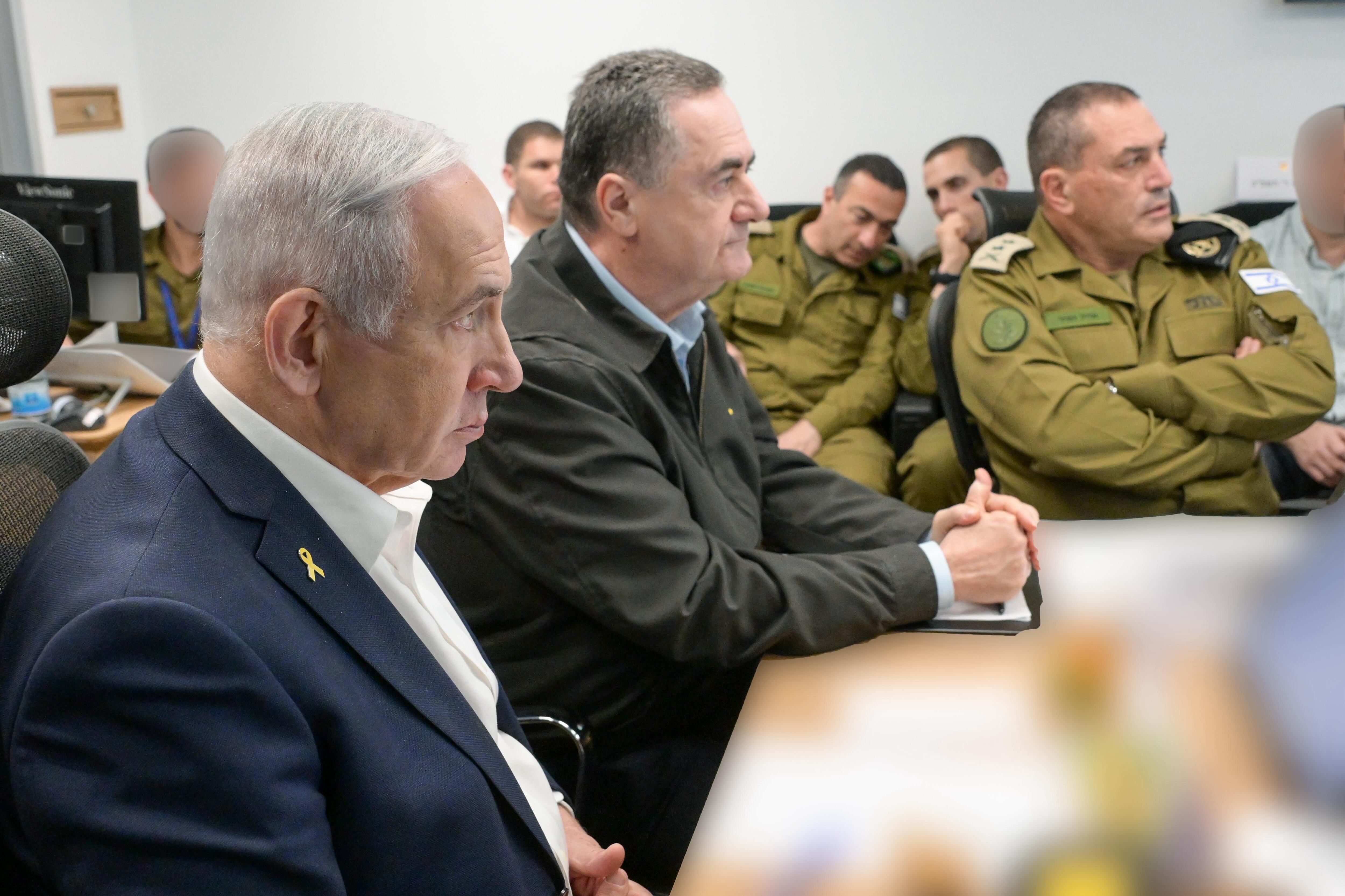 TEL AVIV, 18/03/2025.- El primer ministro Benjamin Netanyahu realizó recientemente una evaluación de la situación de seguridad en el Kirya en Tel Aviv con el ministro de Defensa, Yisrael Katz, y los jefes del establecimiento de defensa. El primer ministro israelí ordenó una vuelta a la guerra en Gaza, tras lanzar un ataque masivo en la franja y romper así el alto el fuego vigente desde hace dos meses con Hamás, en medio de una crisis interna por su anuncio del cese del jefe del servicio de inteligencia interior.-EFE/ Maayan Toaf/LMA ***SOLO USO EDITORIAL/SOLO DISPONIBLE PARA ILUSTRAR LA NOTICIA QUE ACOMPAÑA (CRÉDITO OBLIGATORIO)***