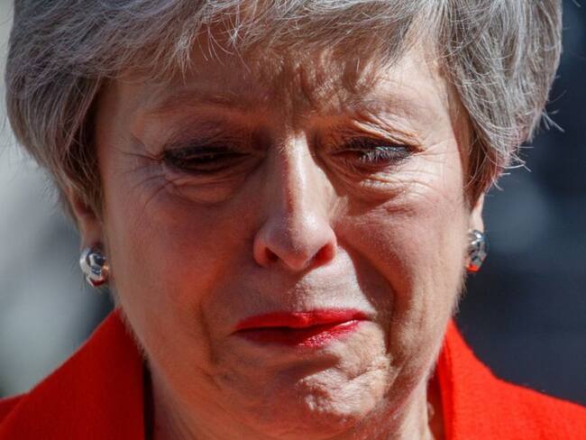 Theresa May anuncia su dimisión, derrotada por un Brexit imposible