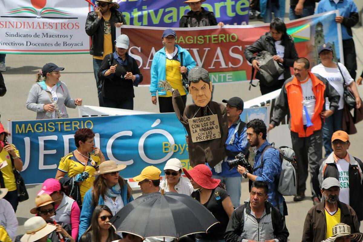 50.000 educadores de todas las regiones del país se dirigen al Ministerio de Educación, ubicado en la capital colombiana, apara manifestar su preocupación frente al acuerdo al que llegó el Gobierno con Fecode.