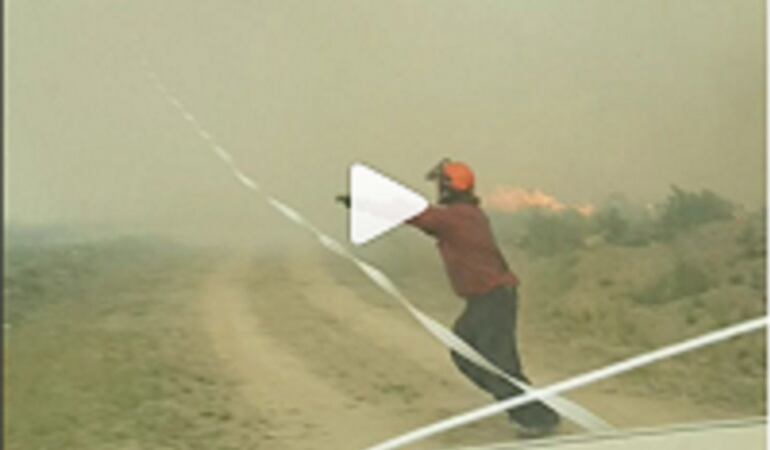 Video: Un fuerte tornado de fuego dejó sin mangueras a varios bomberos