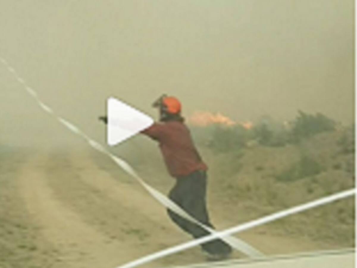 Video: Un fuerte tornado de fuego dejó sin mangueras a varios bomberos