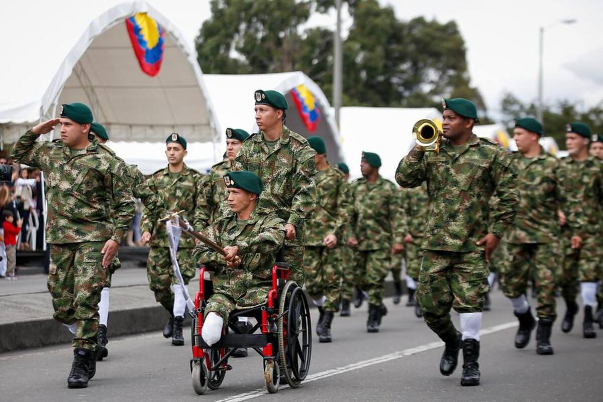Miles de bogotanos salieron a las calles a observar el desfile del 20 de julio que realizan las Fuerzas Armadas Colombianas.