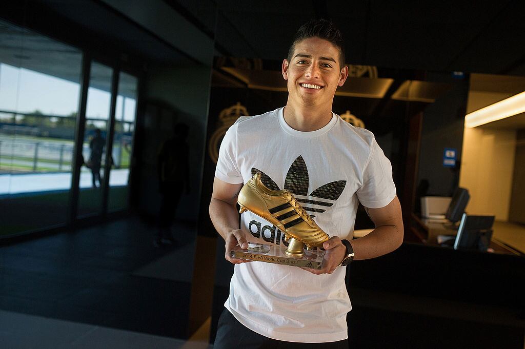 James Rodríguez con el trofeo del Botín de Oro del Mundial Brasil 2014 (Photo by Denis Doyle/Getty Images for adidas)