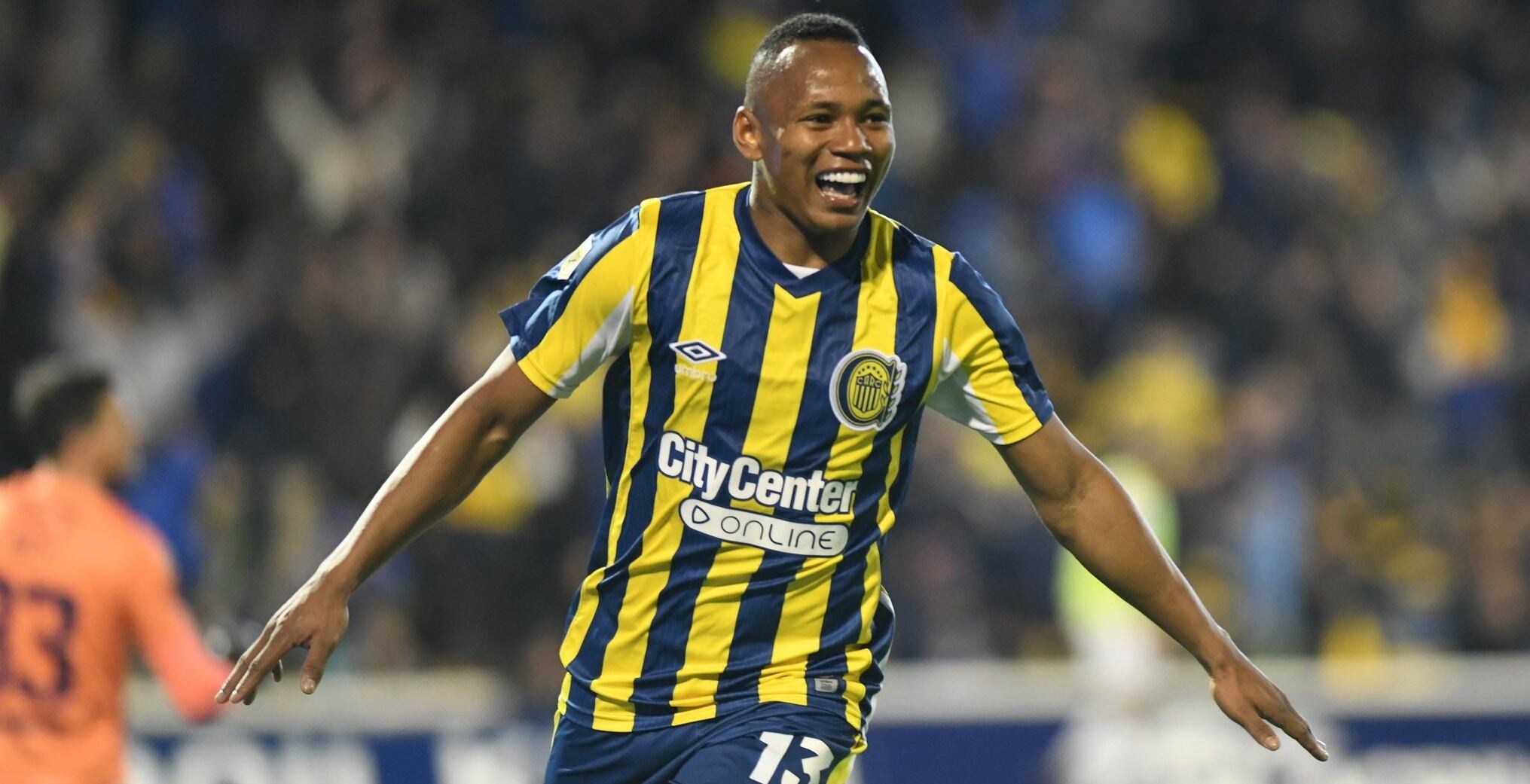 Jaminton Campaz celebra tras convertirle gol a Independiente / Foto: @RosarioCentral