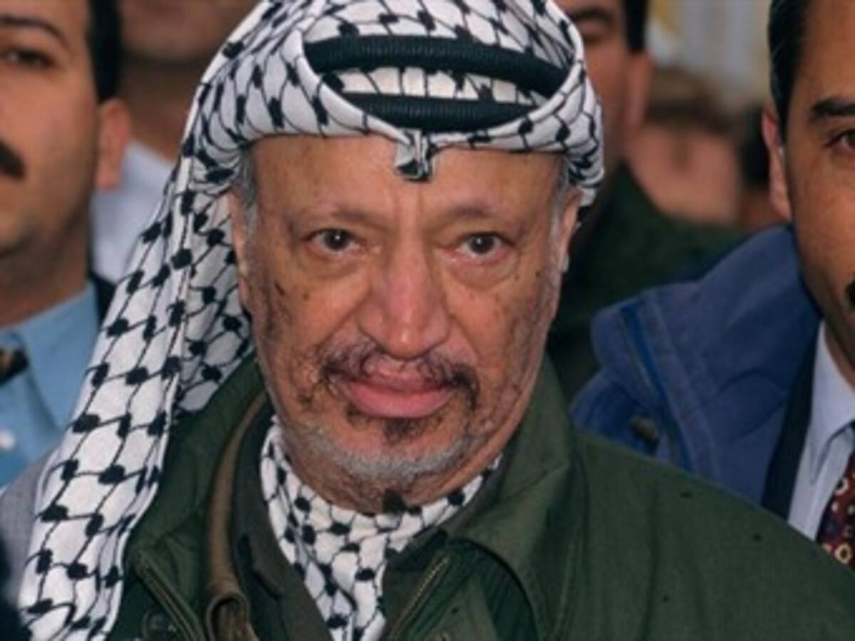 Viuda de Arafat pone denuncia en París por asesinato de su esposo