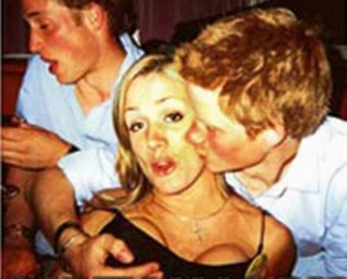 El príncipe Harry aparece en una fotografía tocándole el pecho a una joven en evidente estado de embriaguez.