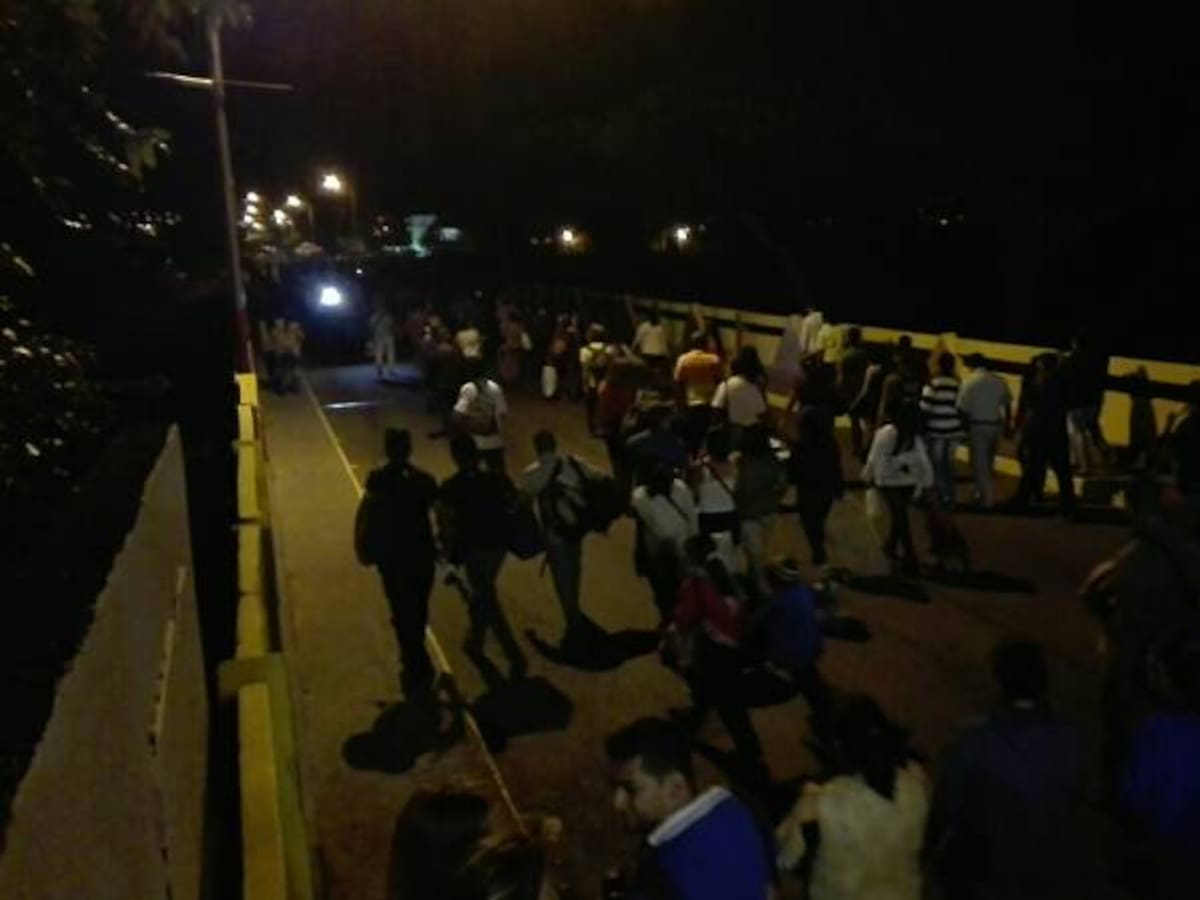 Venezolanos no esperaron al amanecer para cruzar la frontera