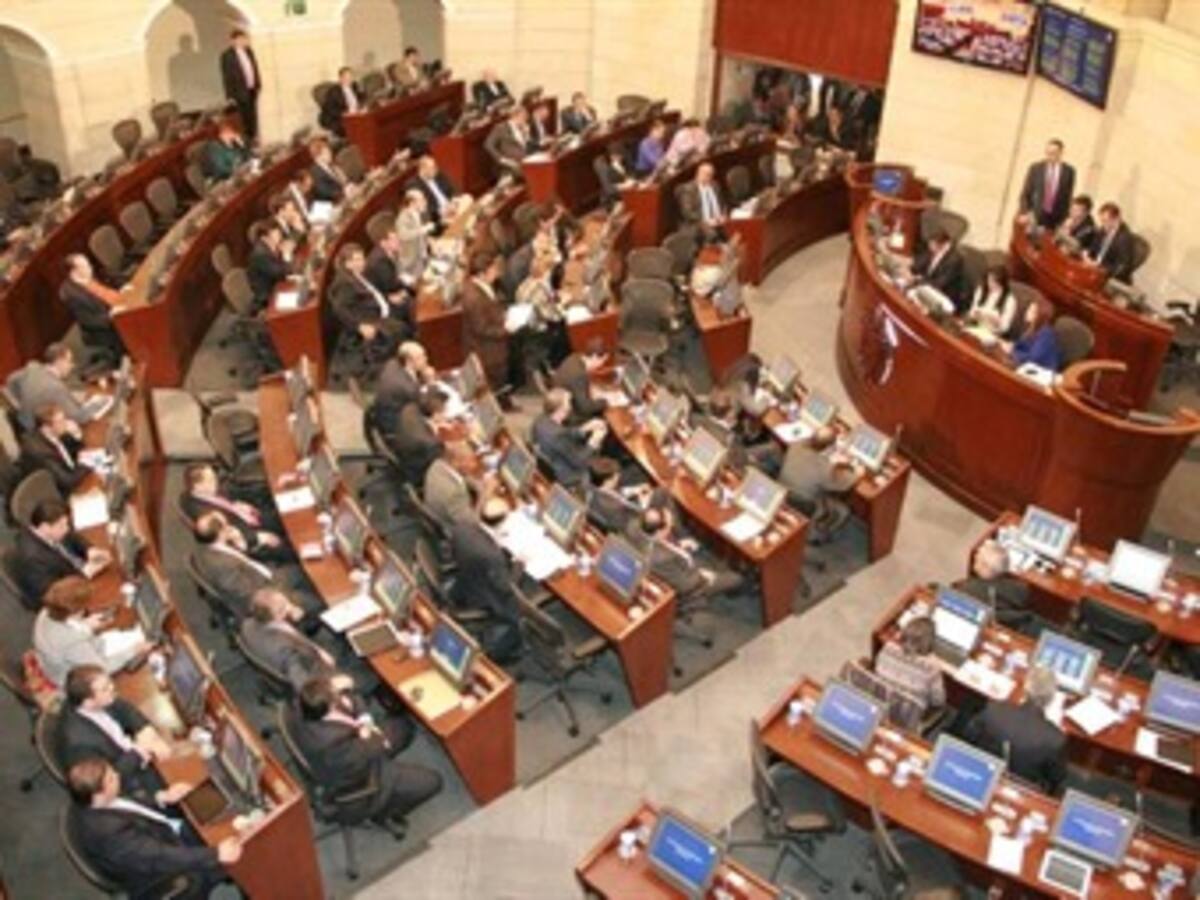 El Vicepresidente debe tomar la decisión más sana y responsable: senadores