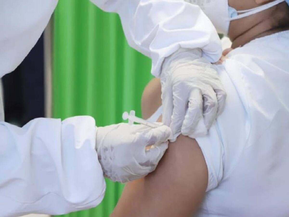 Atacan director de hospital al negarse a vacunar a familiar de funcionario