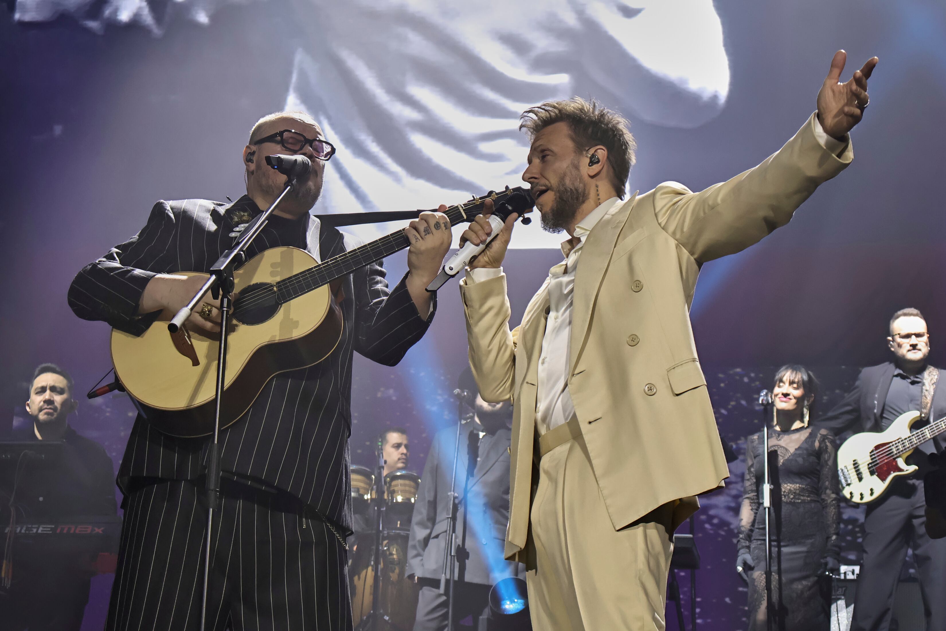 MEXICO CITY, MEXICO - MARCH 6: Leonel García and Noel Schajris of Sin Bandera perform during a concert at Arena Ciudad de Mexico on March 6, 2026 in Mexico City, Mexico.  (Photo by Medios y Media/Getty Images)