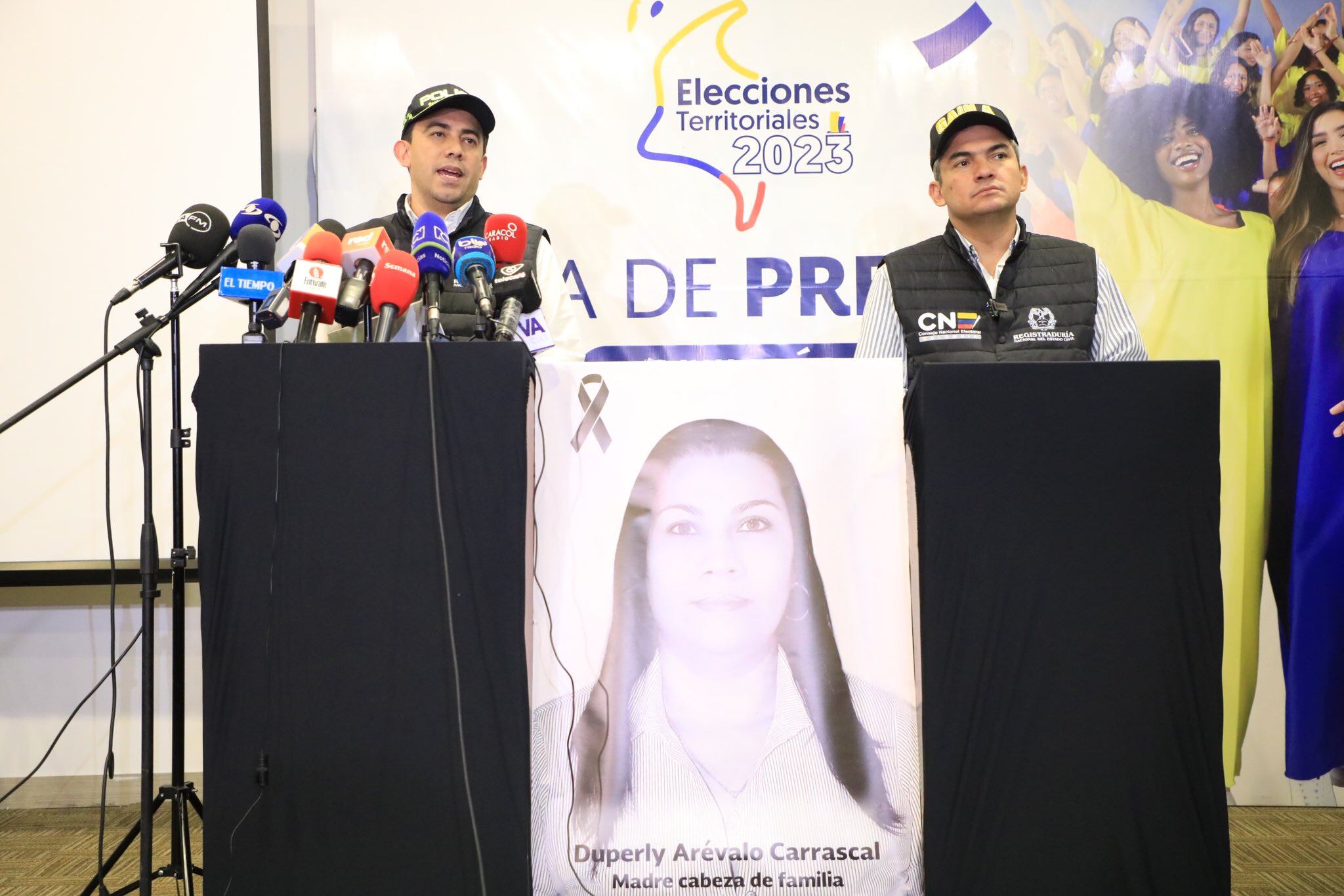 Registrador nacional y presidente del CNE rindieron homenaje a Duperly Arévalo, funcionaria de la Registraduría que perdió la vida en una asonada (Foto: Registraduría)