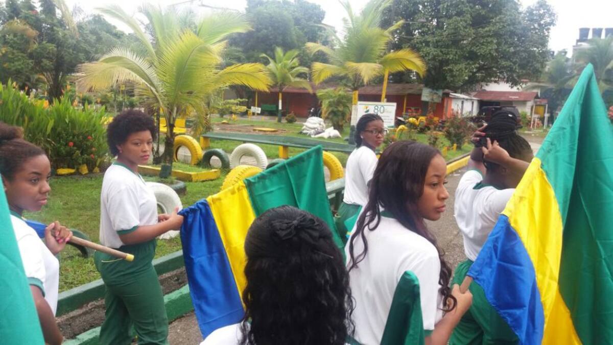 En las casas no se izó el tricolor nacional como ha sido costumbre. En su reemplazo en fachadas y calles ondeó la bandera del departamento (verde, amarillo y azul).