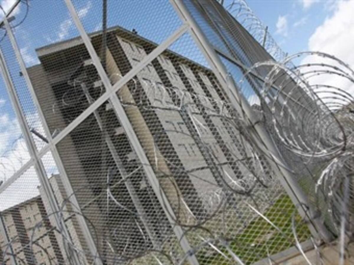 Ordenan traslado de presos de calabozos a cárceles en Medellín