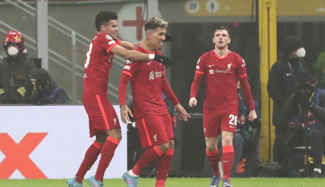 Luis Díaz festeja la primera anotación del partido junto a Roberto Firmino.