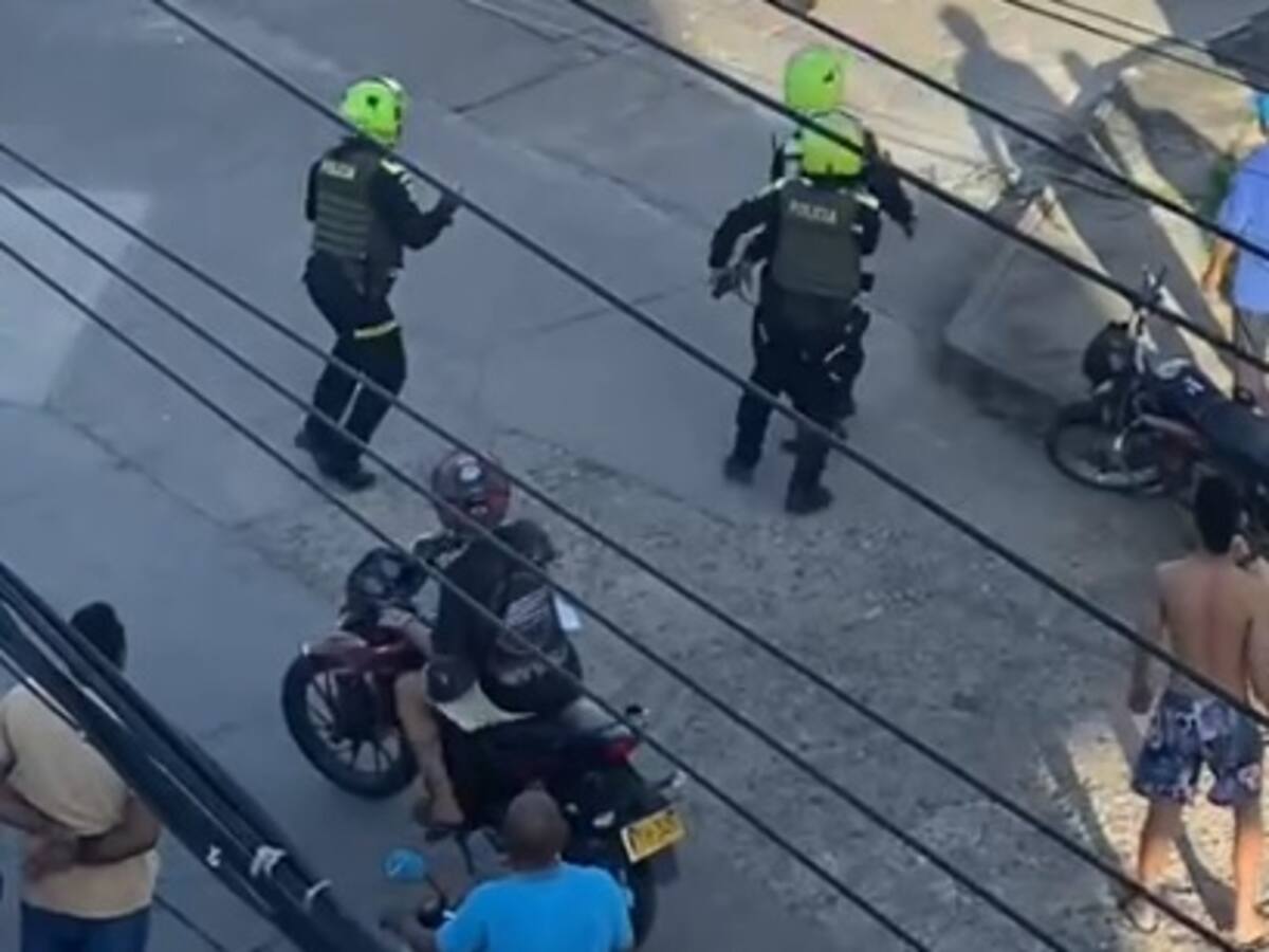 Dos hombres se enfrentaron a piedras con policías en vía pública de Cartagena