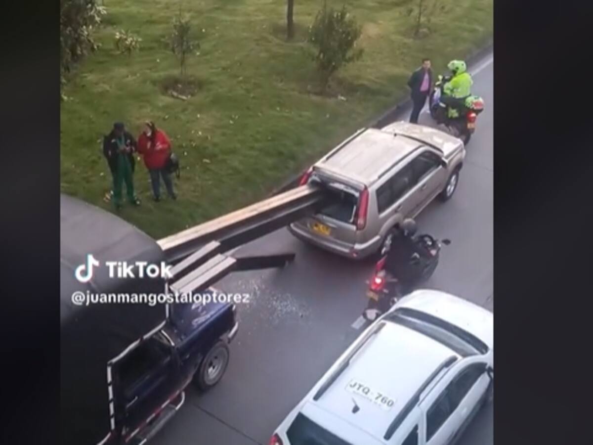 Video | Impresionante accidente en el que la viga de un camión atravesó a una camioneta