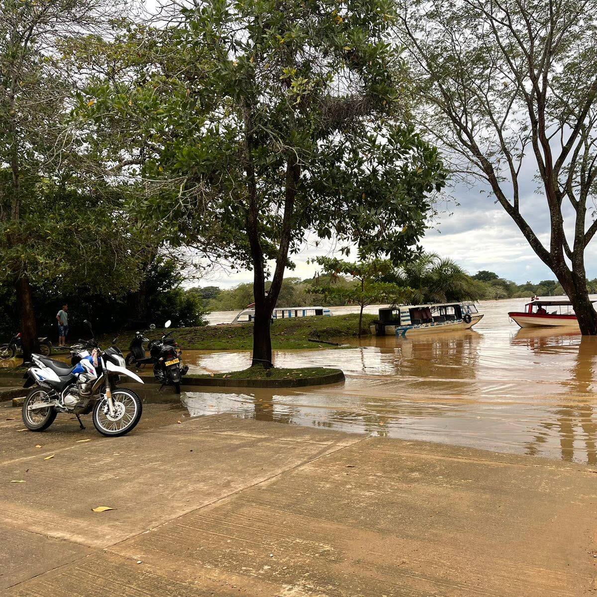 El Bagre: una lancha se volcó, dos hombres cayeron al río, uno murió y el otro está desaparecido