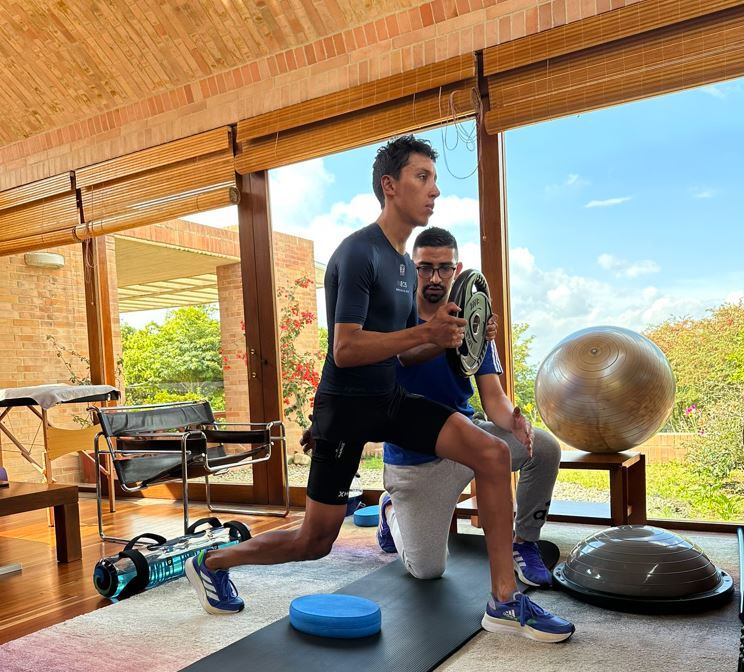 Egan Bernal trabajando en la recuperación de su rodilla izquierda / Twitter: @Eganbernal