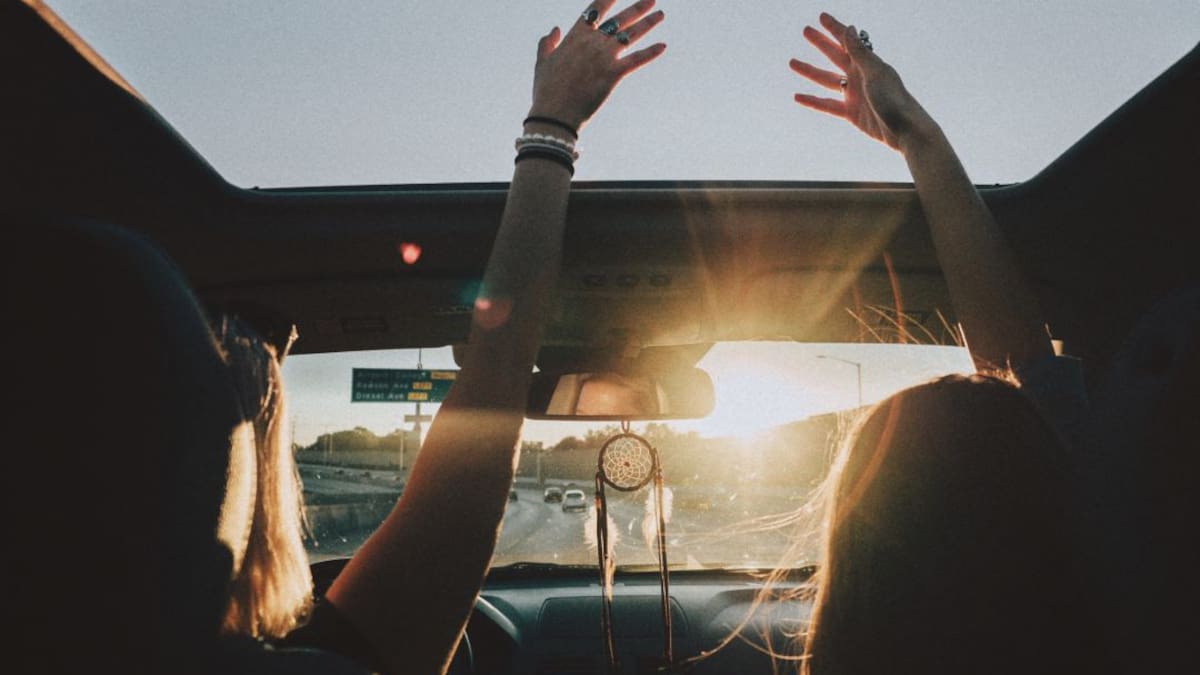 (VIDEO) Mujeres se desnudaron en pleno carro en movimiento en Medellín
