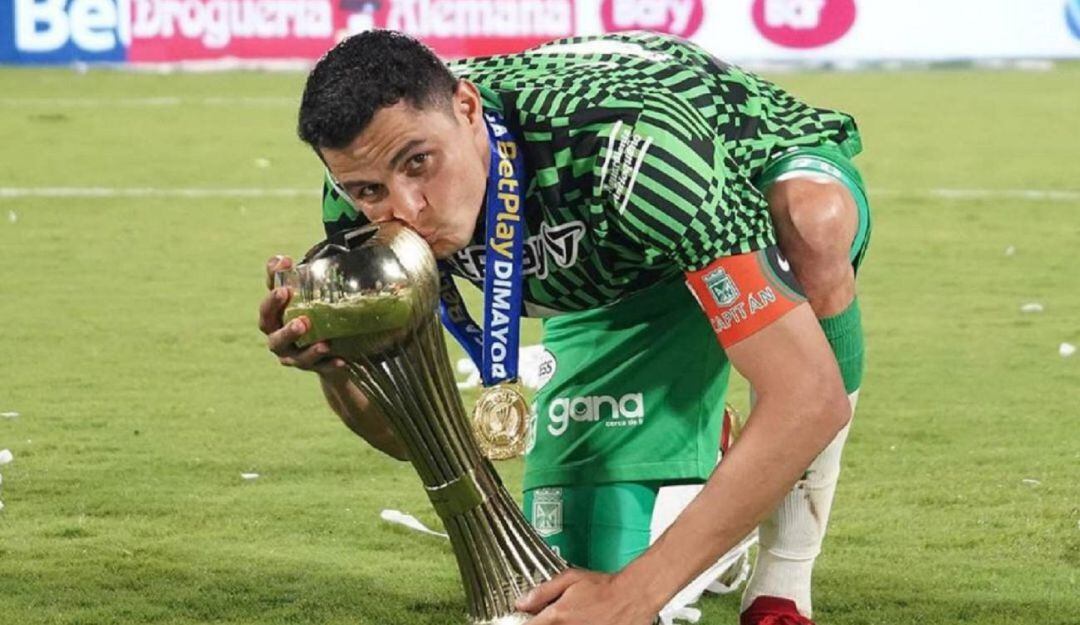 Giovanni Moreno con el trofeo de la Liga 2022-I