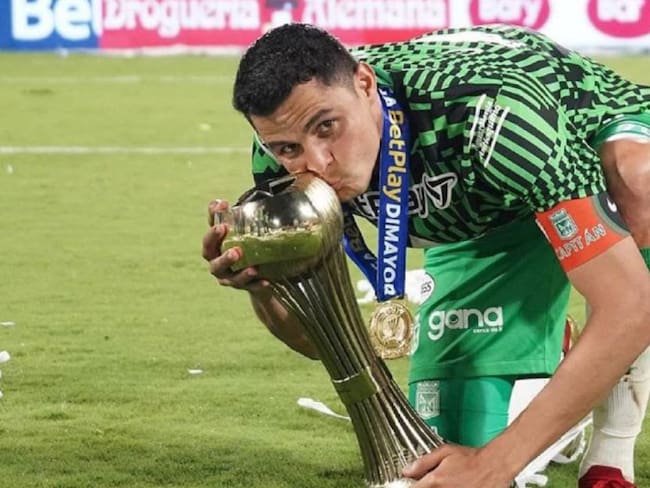 Giovanni Moreno con el trofeo de la Liga 2022-I