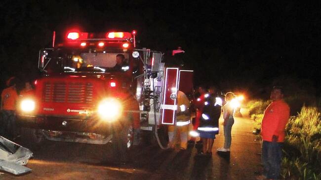 Las víctimas fatales se desplazaban en una motocicleta mientras que el conductor de la tractomula involucrada huyo del lugar