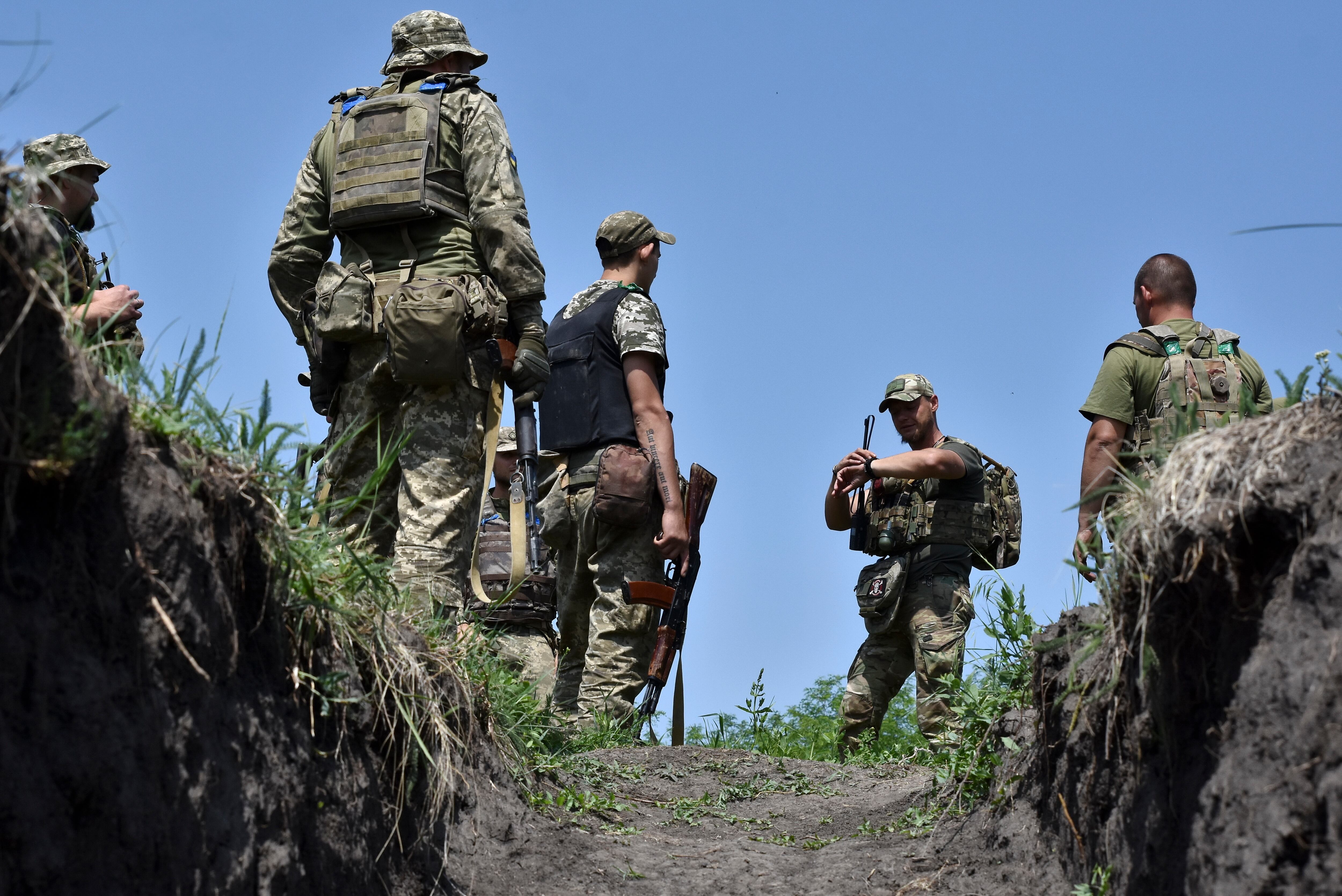 ZAPORIZHZHIA (Ukraine), 11/06/2025.- A handout picture made available by the press service of the 65th Separate Mechanized Brigade of Ukrainian Armed Forces shows soldiers undergoing military training on a shooting range in Zaporizhzhia region, Ukraine 11 June 2025. Russian troops entered Ukrainian territory on 24 February 2022, starting a conflict that has provoked destruction and a humanitarian crisis. (Rusia, Ucrania) EFE/EPA/PRESS SERVICE OF THE 65TH MECHANIZED BRIGADE HANDOUT EDITORIAL USE ONLY/NO SALES