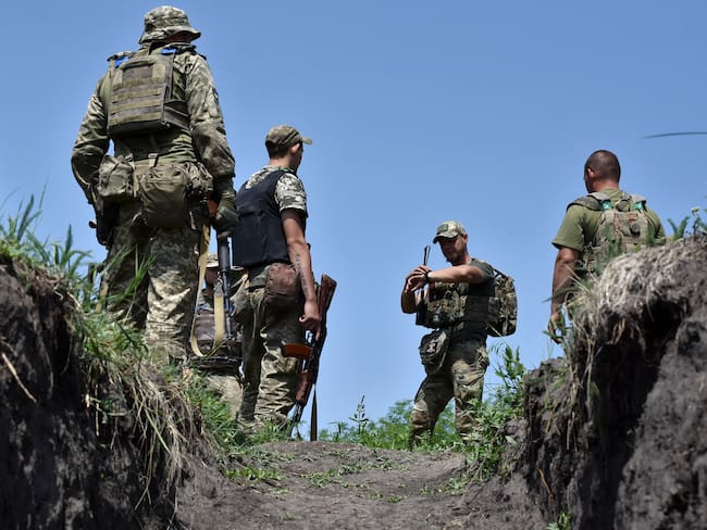 ZAPORIZHZHIA (Ukraine), 11/06/2025.- A handout picture made available by the press service of the 65th Separate Mechanized Brigade of Ukrainian Armed Forces shows soldiers undergoing military training on a shooting range in Zaporizhzhia region, Ukraine 11 June 2025. Russian troops entered Ukrainian territory on 24 February 2022, starting a conflict that has provoked destruction and a humanitarian crisis. (Rusia, Ucrania) EFE/EPA/PRESS SERVICE OF THE 65TH MECHANIZED BRIGADE HANDOUT EDITORIAL USE ONLY/NO SALES