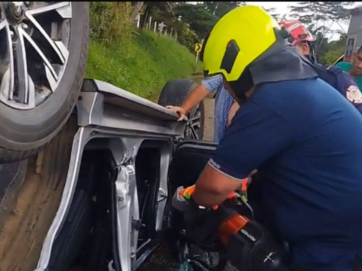 Una mujer fue rescatada entre las latas de su vehículo tras accidente en Santander