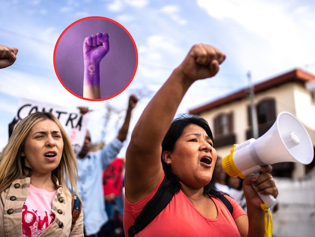 Mujeres durante una manifestación, de fondo el símbolo de lucha femenina (Fotos vía Getty Images)