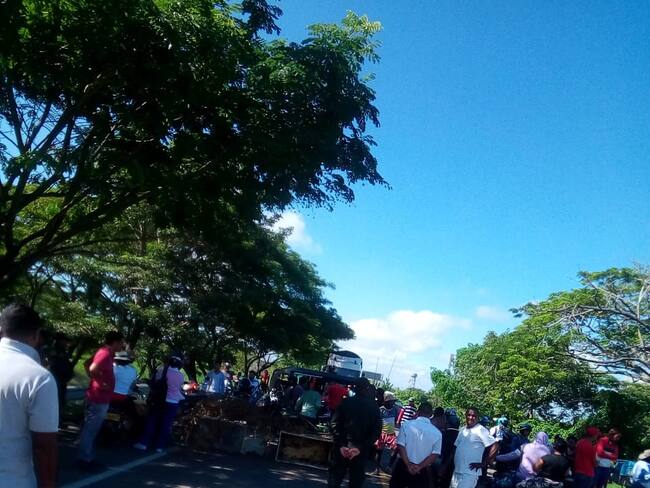 Bloqueo en la vía Oriental a la altura de Campo de la Cruz./Cortesía