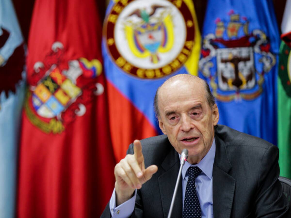 Procuraduría abre investigación a Álvaro Leyva por suspender licitación de pasaportes