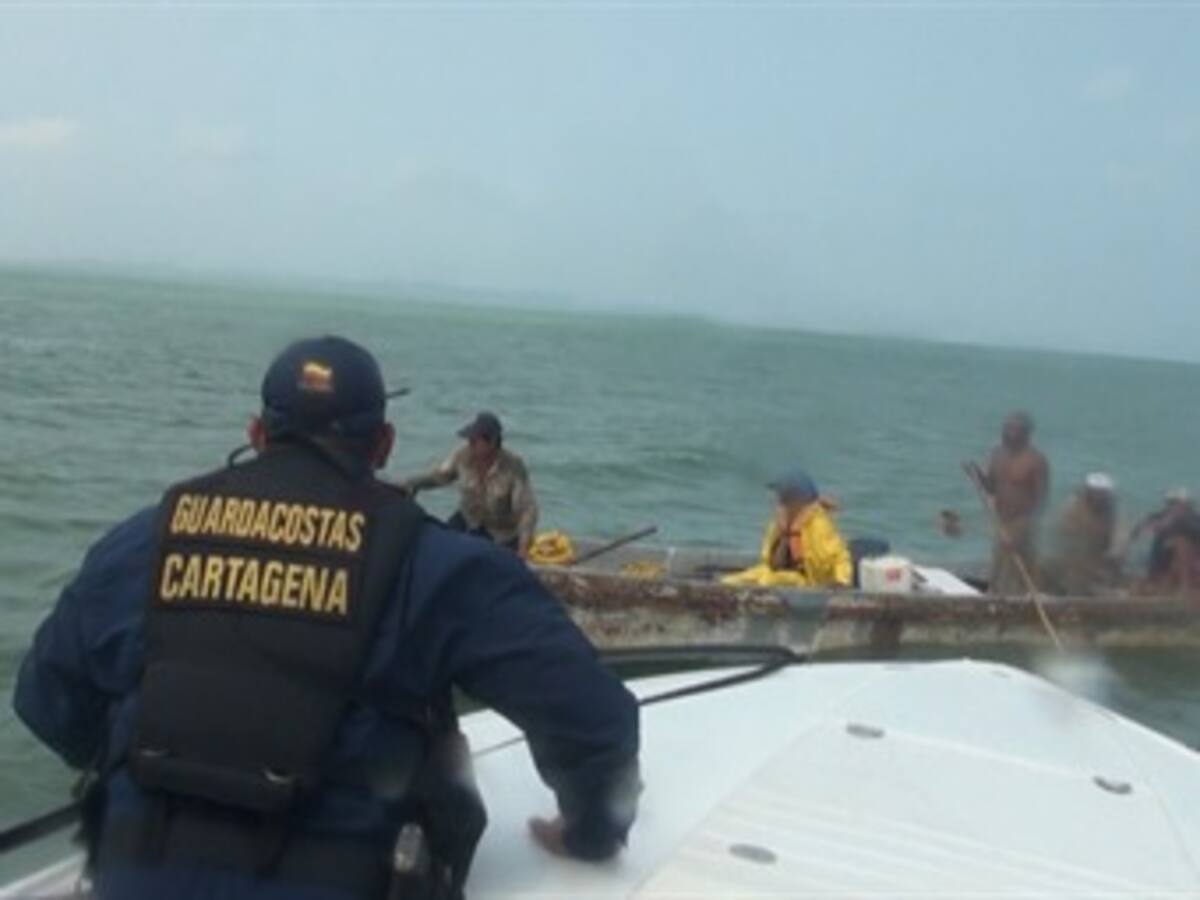 Guardacostas de Cartagena rescatan en el mar pescadores a la deriva