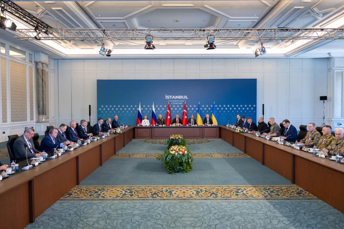 Mesa de diálogos entre las delegaciones de Rusia y Ucrania en Estambul, Turquía. foto cortesía redes sociales