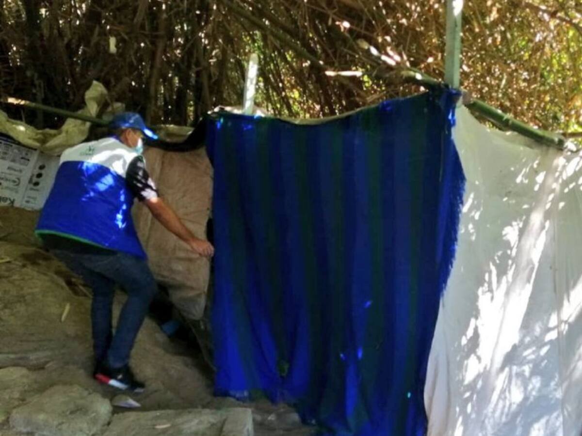 VIDEO: Destruyen cambuches debajo del puente La Novena