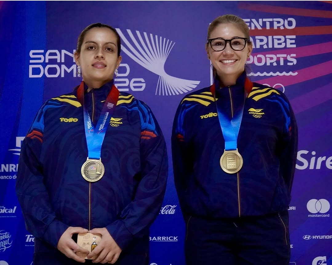 Con gafas, Clara Juliana Guerrero bolichera quindiana y su medalla de oro en bolos en los Juegos Centro Americanos y del Caribe. Foto Federación de Bolos