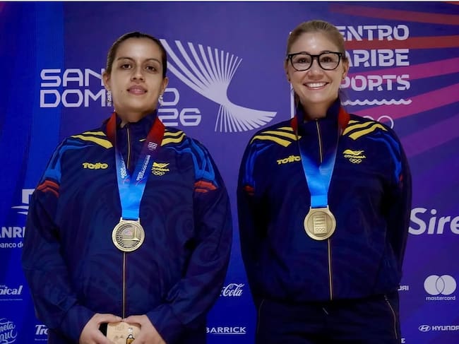 Con gafas, Clara Juliana Guerrero bolichera quindiana y su medalla de oro en bolos en los Juegos Centro Americanos y del Caribe. Foto Federación de Bolos