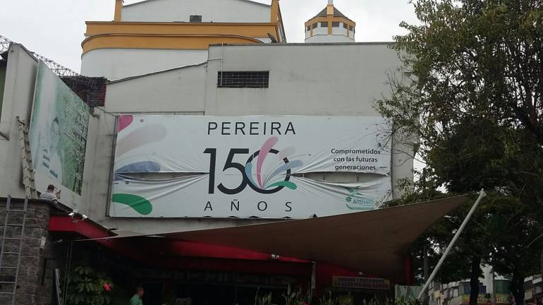 Este es uno de los pendones que llevaba tres años sin ser desmontado. Además se están bajando vallas comerciales.